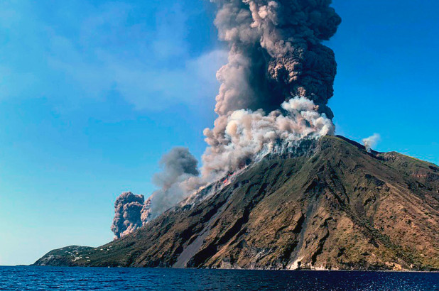 Unul dintre cei mai activi vulcani din Italia a erupt - strombolivolcanoeruption-1567001417.jpg