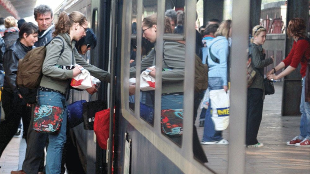 Ministerul Transporturilor a pus în dezbatere publică proiectul prin care acordă studenților reducerea de 50% la biletele de tren - studenti-1614758058.jpg