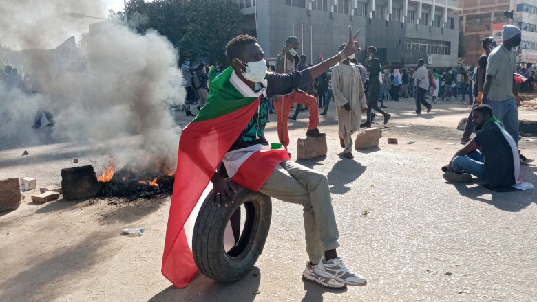 Protestul a sute de mii de oameni din Sudan a degenerat în confruntări cu forțele de ordine - sudanhaos-1640017028.jpg