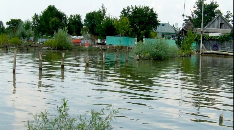 Dunărea a inundat faleza din Sulina. Cod portocaliu de inundații - sulina-1521899151.jpg