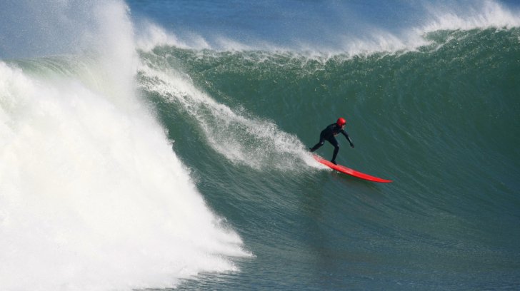 Salvare miraculoasă: un surfer a fost găsit după ce a plutit în larg zile întregi - surf81587900-1493739495.jpg