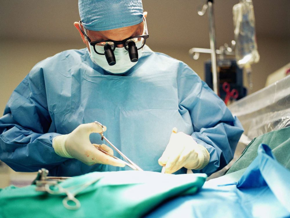 Revoluție în lumea medicinei! Un rinichi de porc continuă să funcţioneze în corpul unui om - surgeongettyimages20014032300157-1692272931.jpg