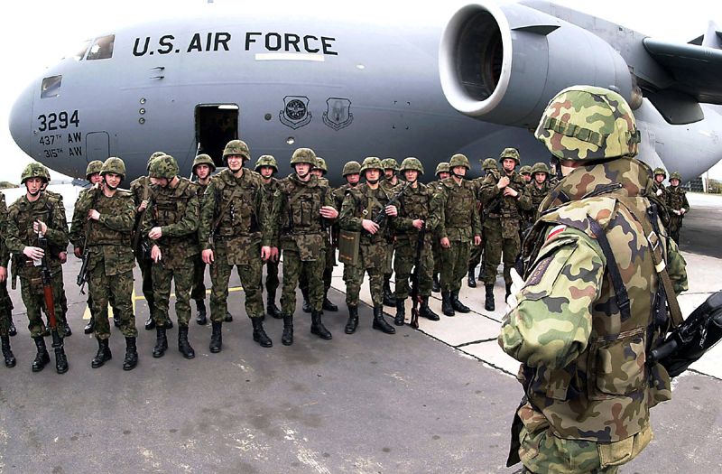 Sute de militari americani sosesc la Baza Aeriană 