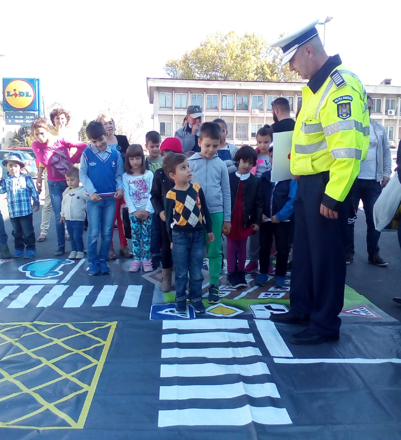 Sute de copii au asistat la prima lecție interactivă despre circulația rutieră - sutede-1474813695.jpg