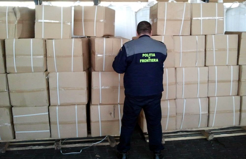 Sute de ghiozdane confiscate de polițiștii de frontieră - sutedeghiozdanefrontiera-1404494333.jpg