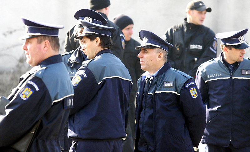 Sute de polițiști constănțeni, avansați  în grad înainte de termen - sutedepolitisticonstanteni-1417537590.jpg