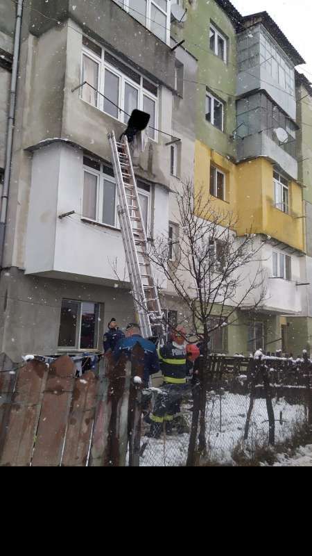 Momente dramatice într-un bloc de locuințe. O femeie a căzut de la etaj - taiata-1680611796.jpg