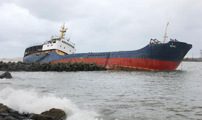 Taifunul Lan a împins un cargou rusesc pe dig - taifunullanaimpinsuncargourusesc-1508854630.jpg