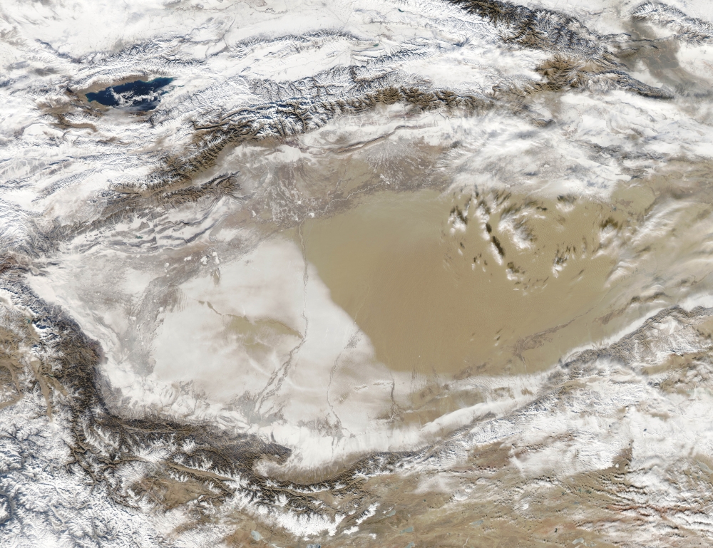 Fenomen rar în China: NASA a surprins un deșert acoperit de zăpadă - taklimakanamo2013002lrg-1357200726.jpg