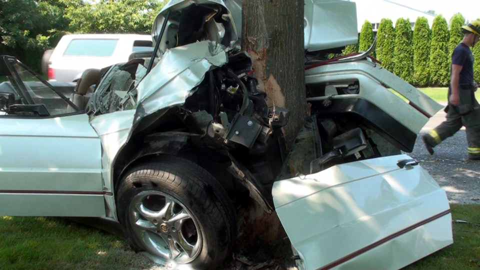 O tânără șoferiță  a intrat cu mașina în copac - tanarasoferitamasinacopac-1408891325.jpg
