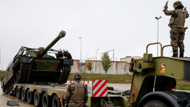 Două convoaie de vehicule blindate au plecat din Franța spre România - tanc-1666115152.jpg