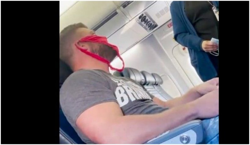 Un bărbat din SUA a fost debarcat din avion pentru că a purtat o pereche de chiloți tanga în loc de mască - tanga-1639759291.jpg