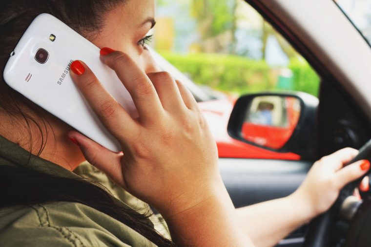 Guvernul a adoptat prevederile care sancționează șoferii care fac live la volan - telefon-1565623680.jpg