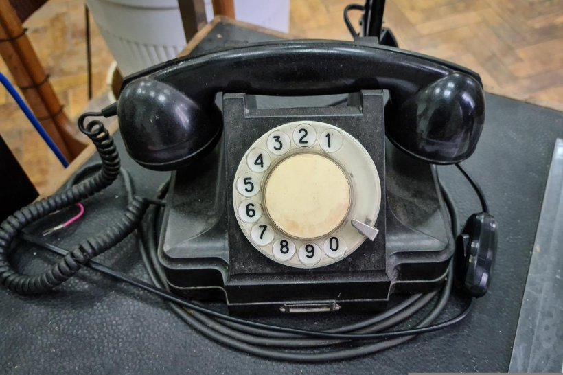 Ai acasă un telefon cu disc de pe vremea lui Ceaușescu? De necrezut cât a ajuns să coste acum - telefon-1652376346.jpg