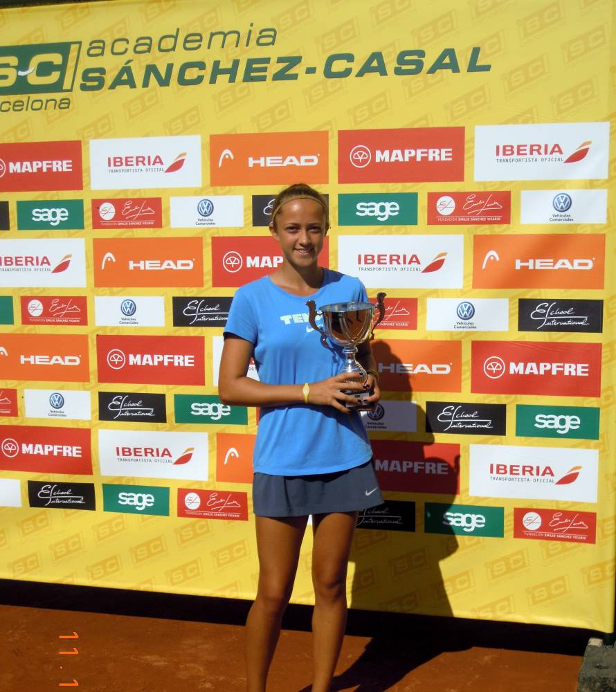 Tenis: Oana Gavrilă, pe locul doi în clasamentul U16 și pe 6 la U18 - tenisgabrilasursafrtro-1418822674.jpg
