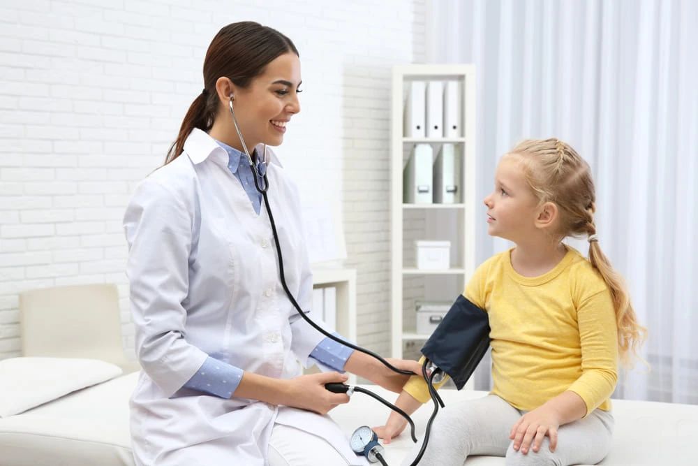 Măsurarea tensiunii arteriale la copil se face începând cu vârsta de trei ani - tensiune-copii-1711114871.jpg
