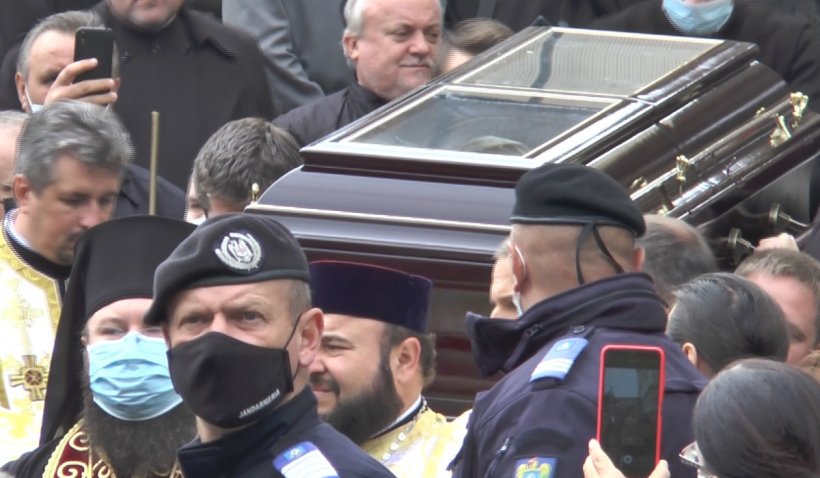 Mii de credincioși la înmormântarea cu onoruri militare a episcopului Vasile Someşanul. ÎPS Teodosie, în soborul de preoți - teodosie-1633962967.jpg