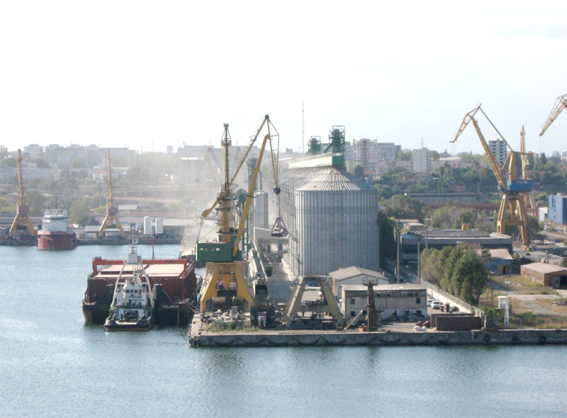 Navele așteaptă la coadă în terminalele de cereale din portul Constanța - terminalcerealecopy-1382892232.jpg