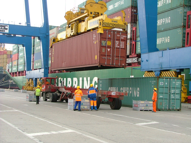 Bunuri de 10.000 de lei, confiscate în Port - terminalcontainere1348516938-1352467861.jpg
