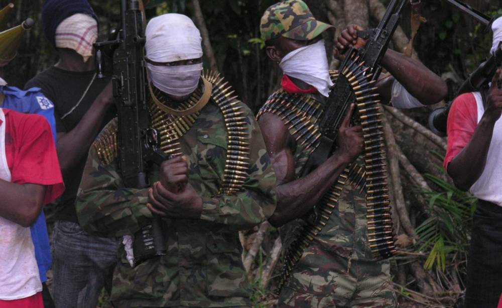 Teroriști nigerieni amenință că vor arunca în aer un tanc petrolier și echipajul său - teroristi-1454318589.jpg