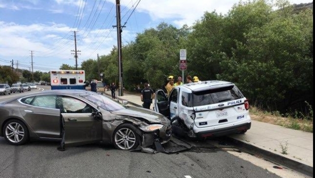 Un autoturism Tesla pe autopilot a lovit mașina de poliție - teslaaccident48897100-1527673268.jpg