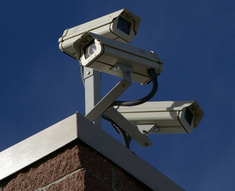 Firmele care nu au sistem de supraveghere video riscă amenzi uriașe - threesurveillancecameras-1484581571.jpg