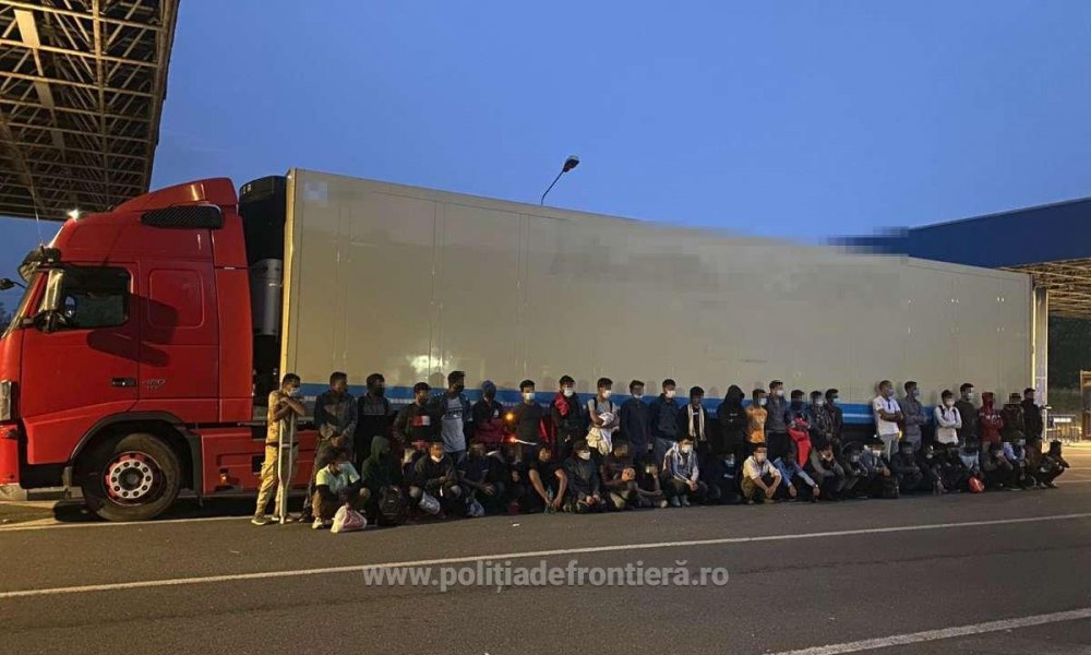 50 de migranți, ascunși în remorca frigorifică a unui camion - thumbnail-1625048484.jpg