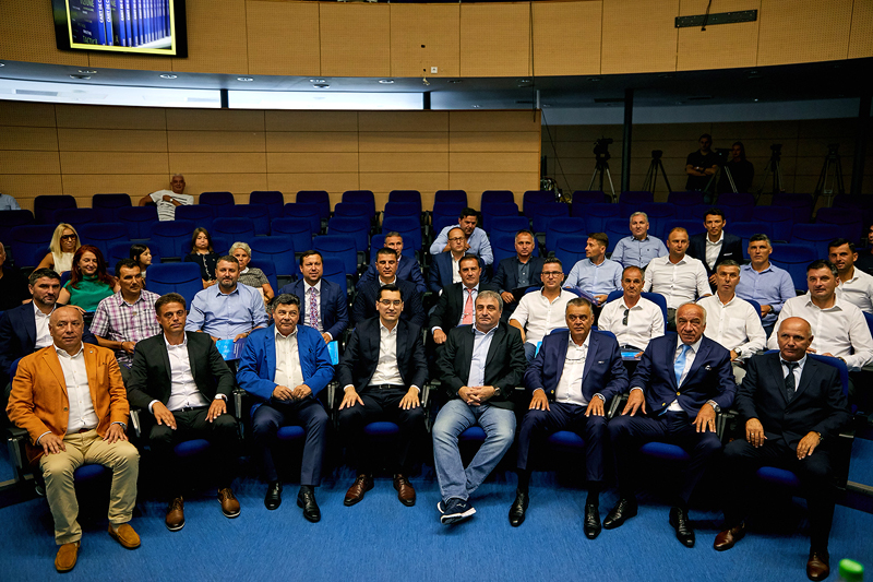 Țicleanu, Dică și Ogăraru, printre absolvenții de licență UEFA PRO - ticleanu-1531844184.jpg