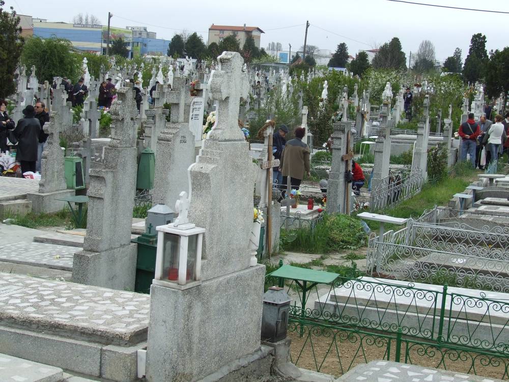 MORMÂNT PROFANAT în județul Constanța / Groparii au jefuit un cadavru - tiganicimitir15-1429772502.jpg