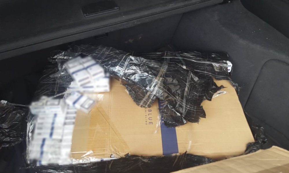 Țigarete de contrabandă, descoperite într-un autovehicul condus de un cetățean român - tigaretedecontrabanda-1533032986.jpg