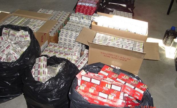 O sută de pachete de țigări, confiscate de la bișnițarii din Mangalia - tigari13385623521350419098-1351152866.jpg