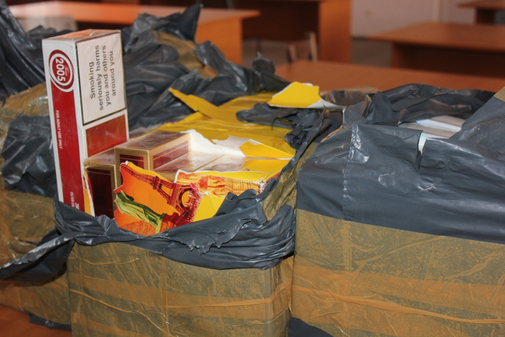 Aproape 5.500 de țigarete netimbrate, confiscate de polițiștii de frontieră - tigariconfiscate30-1384768647.jpg