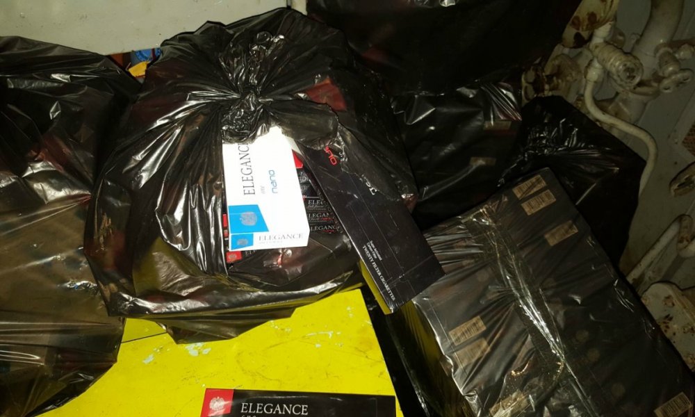 Mii de pachete de țigări de contrabandă, găsite la bordul unei nave din Portul Constanța - tigaricontrabanda2-1521630349.jpg
