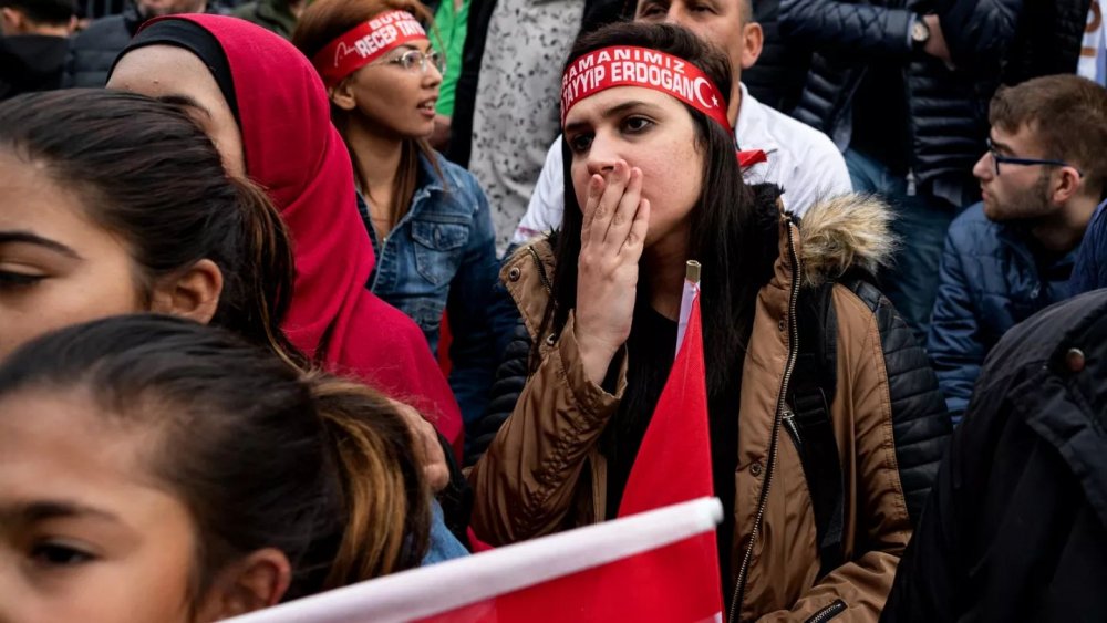 Tineri anti-Erdogan, care aşteptau „schimbarea”, visează să emigreze. „Îmi iubesc ţara, dar nu vreau să ajung ca iraniencele” - tinere-turce-1685275464.jpg