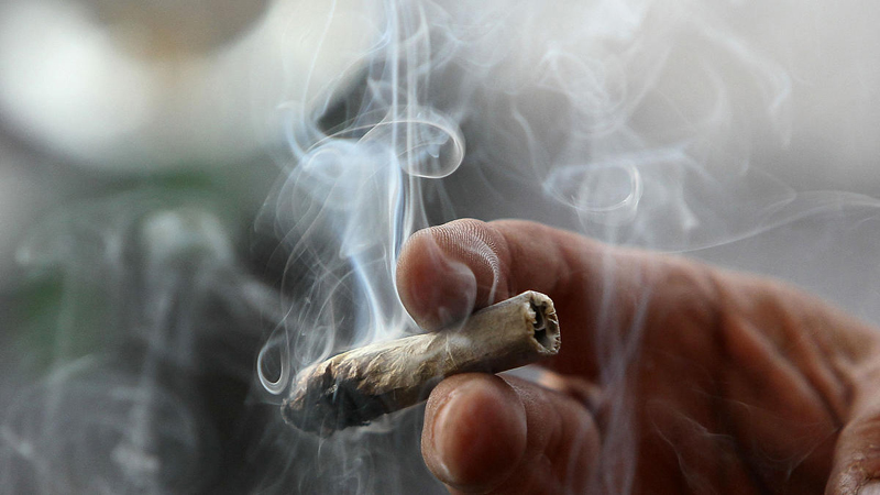 Tineri prinși fumând marijuana, în zona Casei de Cultură - tineri-1488818233.jpg