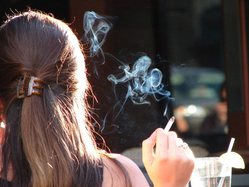 De ce se apucă tinerii de fumat - tinerifumat-1341244122.jpg