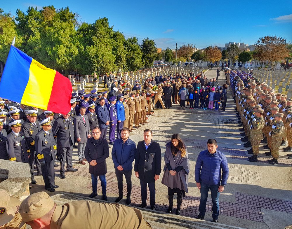Ziua Armatei Române. Tinerii din PSD Constanța au depus flori la Monumentul Eroilor - tineriidinpsdconstantaziuaarmate-1540468817.jpg