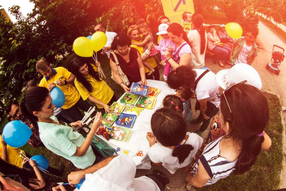Tinerii liberali au oferit cărți  și baloane copiilor din Constanța - tineriiliberaliauoferitpnl2-1402934814.jpg