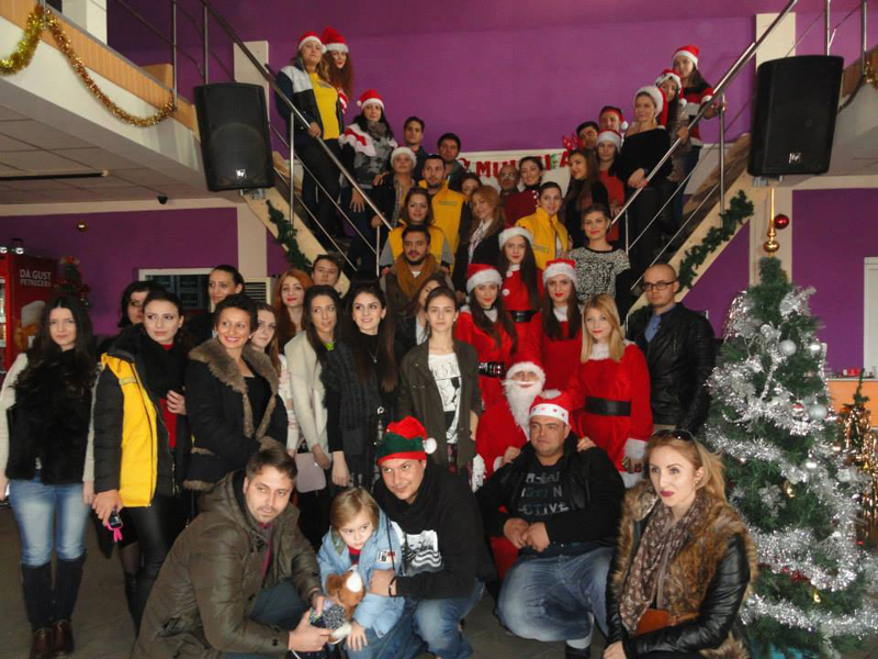 Tinerii liberali din Kogălniceanu au dus daruri copiilor din Palazu Mic - tineriiliberalidinkogalniceanuau-1419259455.jpg