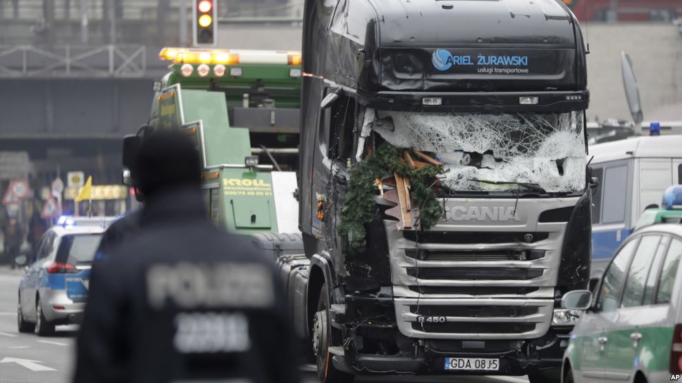 Șofer de TIR român, la un pas să fie deturnat de teroristul de la Berlin - tir-1482749097.jpg