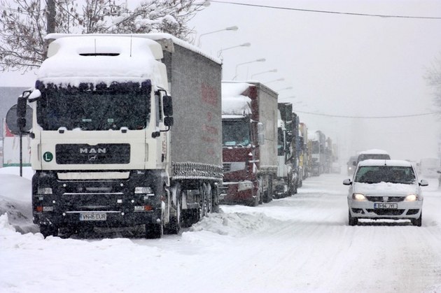 Bulgaria închide TOTAL traficul dinspre România prin Giurgiu și Vama Veche - tir5204024mediafaxfototibibologh-1355994417.jpg