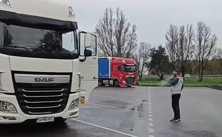Șofer român de TIR, lăsat fără 1.300 de litri de motorină, pe o autostradă din Franța: 