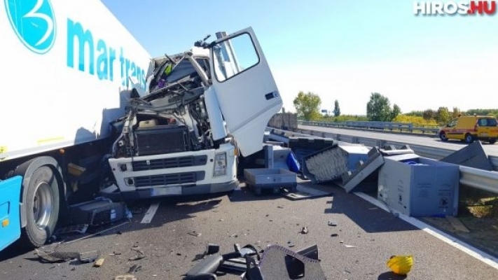 TIR românesc implicat într-un accident cumplit, pe autostradă. Două persoane au murit, iar alte 15 au fost rănite - tir97845800-1507618240.jpg