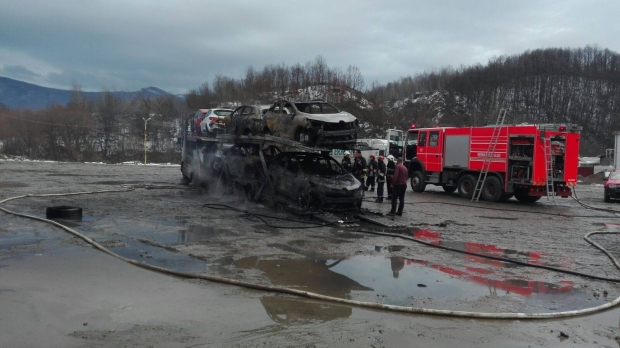 VIDEO / Un TIR încărcat cu opt mașini a luat foc. Patru dintre ele au explodat - tirincendiat00165900-1486214128.jpg