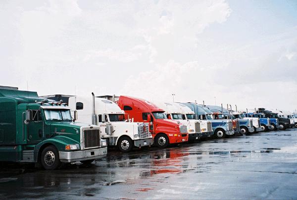 Tirurile și camioanele nu mai pot circula în weekend până la toamnă - tiruri-1339746228.jpg