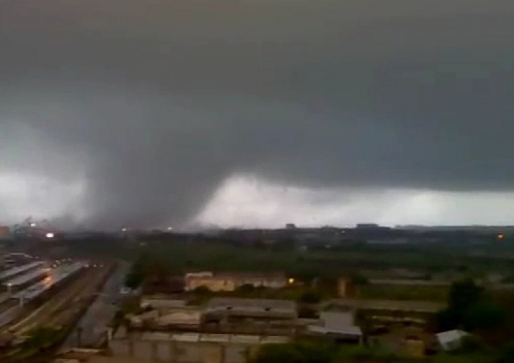VIDEO / O tornadă violentă a lovit Italia! - tornada260487500-1354124669.jpg