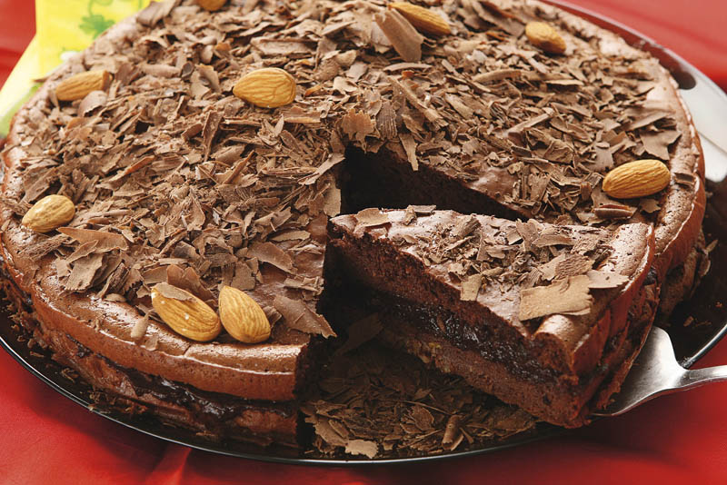 Tort de ciocolată cu migdale și nuci - tort-1360848353.jpg