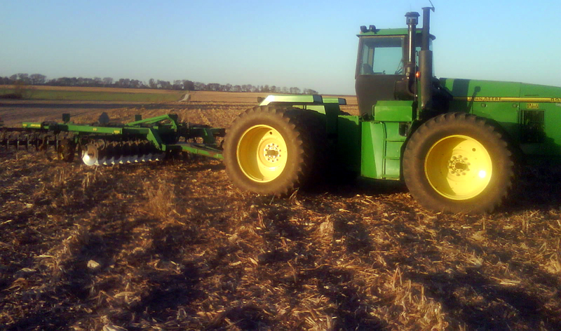 Cât costă un hectar de teren arabil în Constanța - tractor-1320855491.jpg