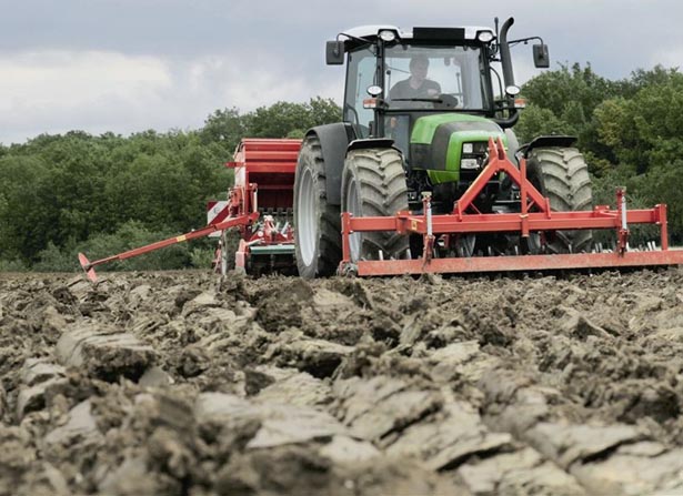 Agricultorii din nordul județului Constanța, în culmea disperării - tractorlaarat-1346685334.jpg