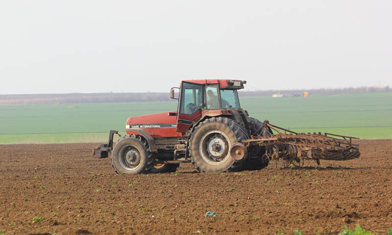 Agricultorii se tem că vor lua țeapă cu subvenționarea accizei la motorină - tractorlaaratcampterenarabil-1396459804.jpg